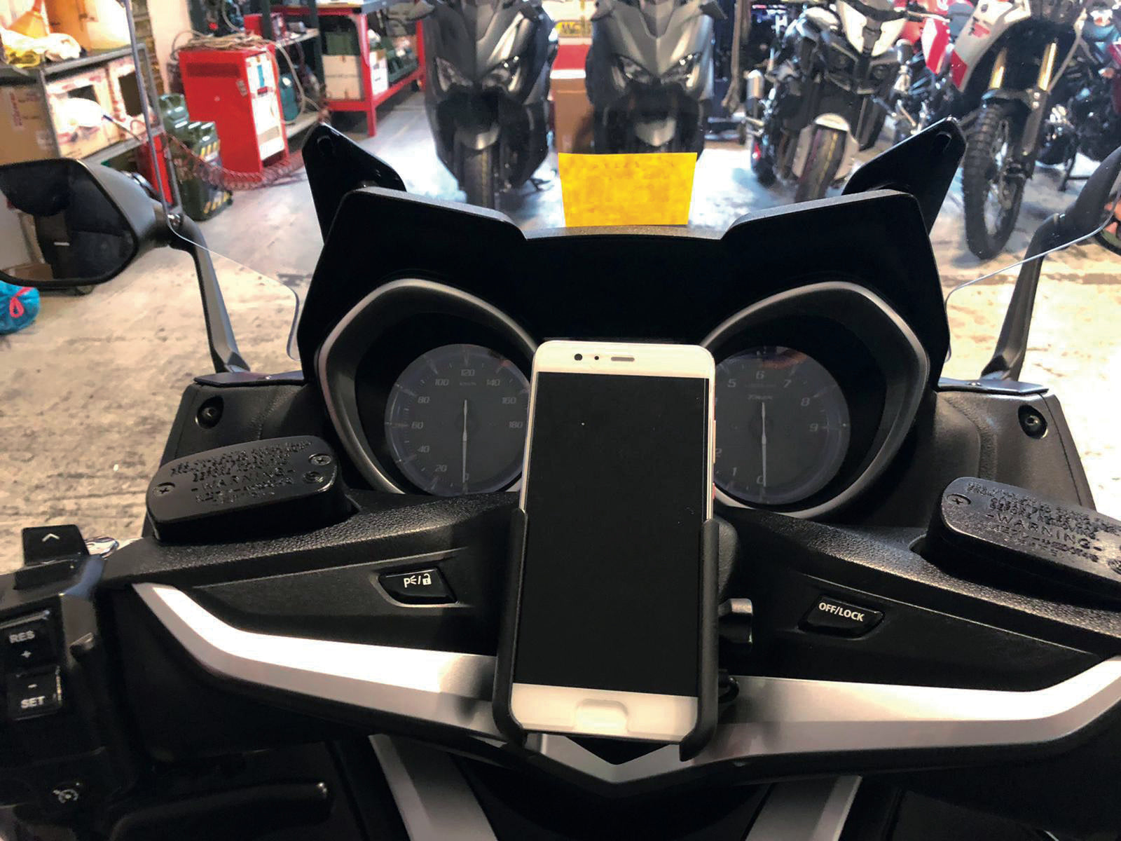 Porta Cellulare Moto FAR Spin per Yamaha T-MAX 500 / 530 – Supporto Smartphone Dedicato – dettaglio 2