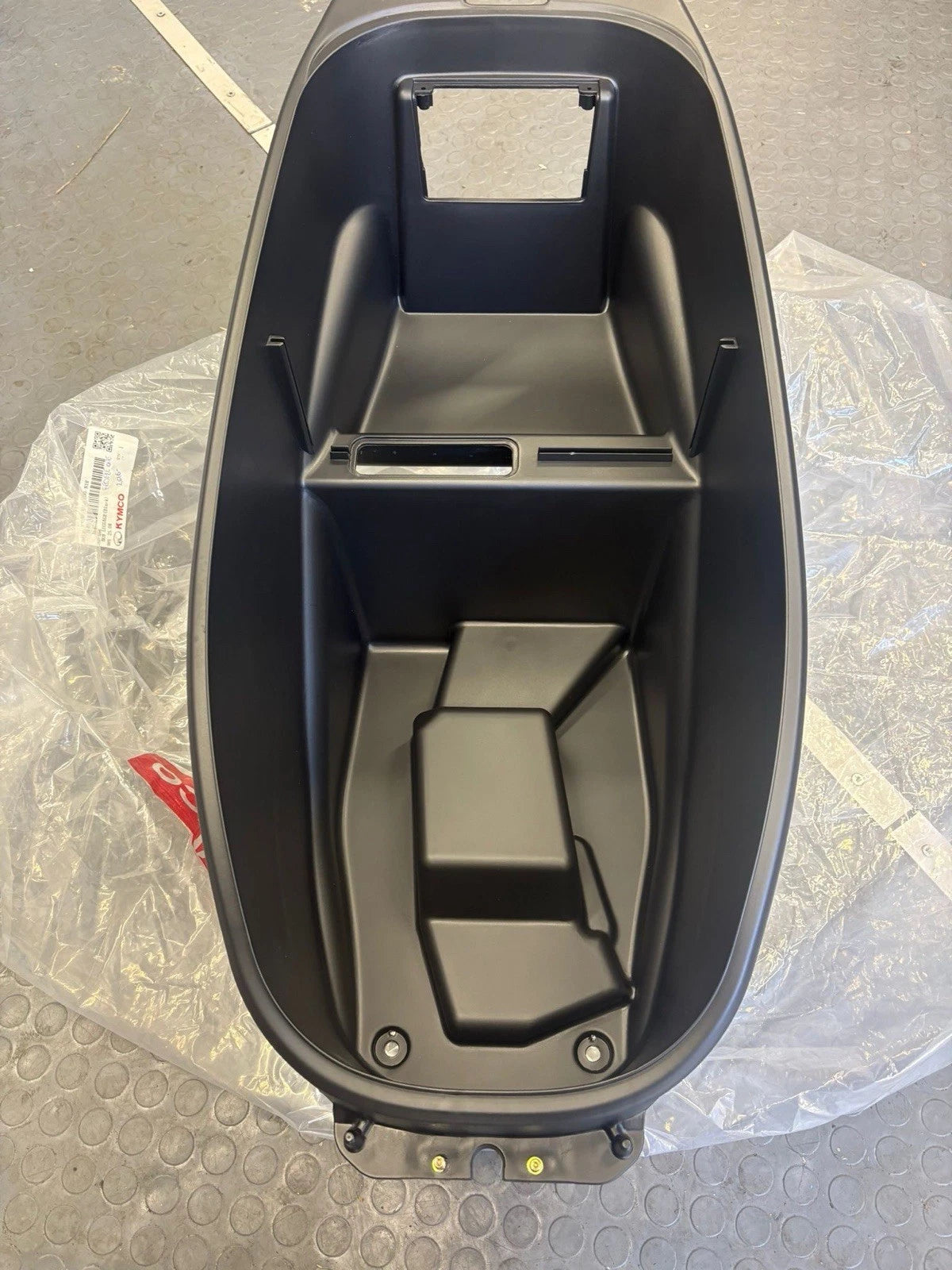 Vano portaoggetti sottosella Kymco People S 125, 150 e 200 ABS 2017-2025 OEM: 81250-AEB9-E00