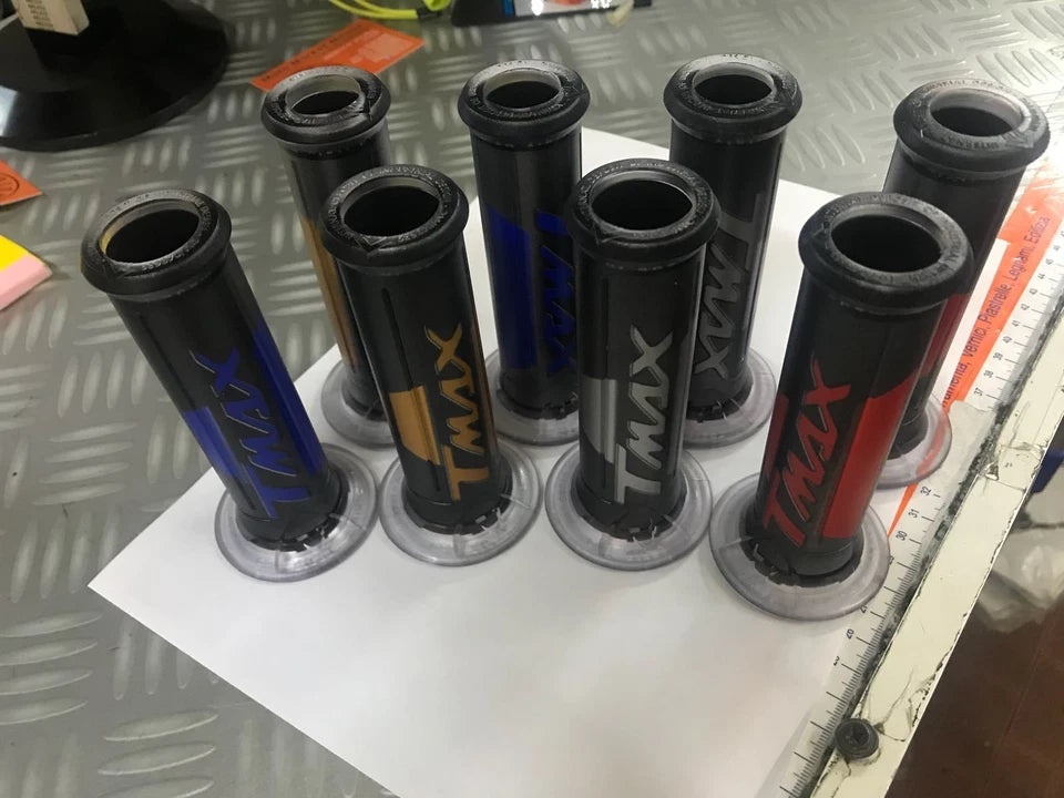 COPPIA MANOPOLE CON SCRITTA TMAX VARI COLORI YAMAHA T MAX 500 530 560 2001-2026