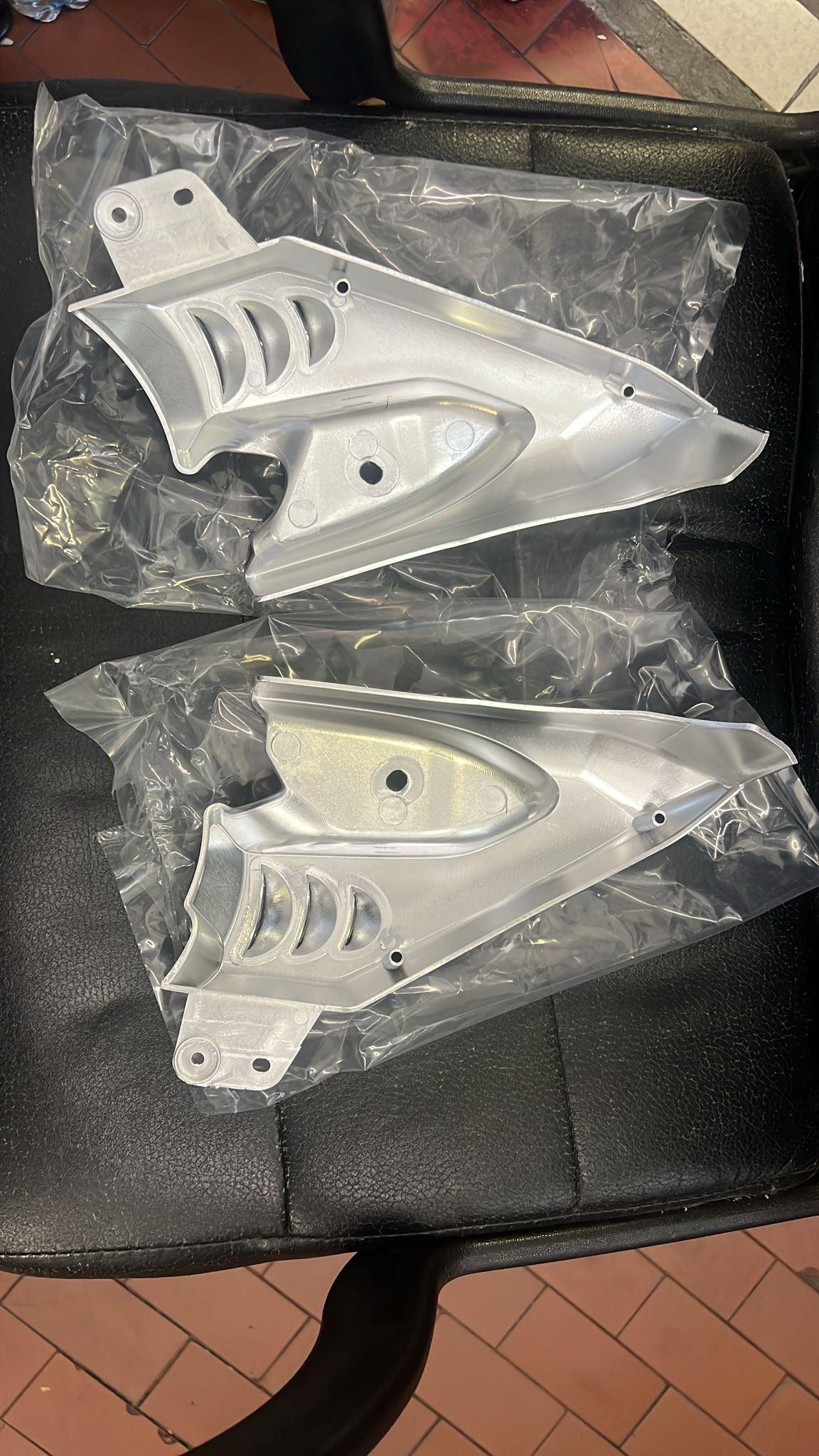 COPPIA PROTEZIONI COPERCHIO PEDANA PASSEGGERO YAMAHA T-MAX 2008-2011 CROMATO