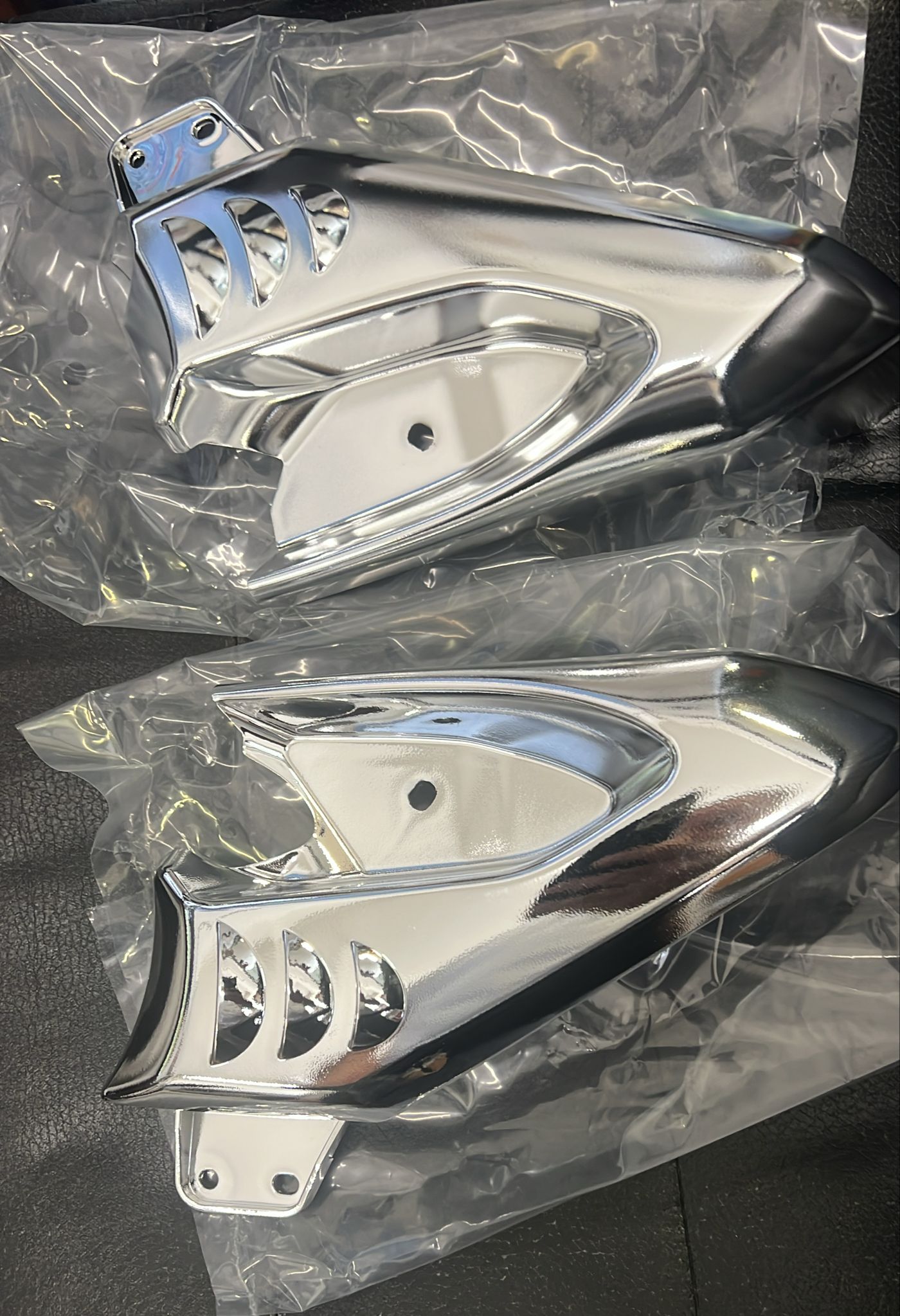 COPPIA PROTEZIONI COPERCHIO PEDANA PASSEGGERO YAMAHA T-MAX 2008-2011 CROMATO