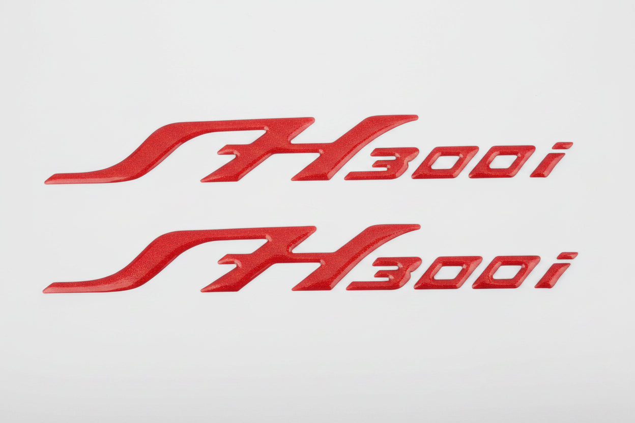 2 ADESIVI SCRITTA SH 300i Rossi CROMATI RESINATI 3D X PLASTICHE SCOCCHE HONDA SH - Foto 1 di 1