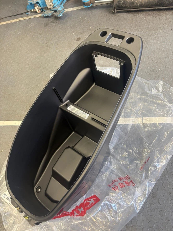 Vano portaoggetti sottosella Kymco People S 125, 150 e 200 ABS 2017-2025 OEM: 81250-AEB9-E00