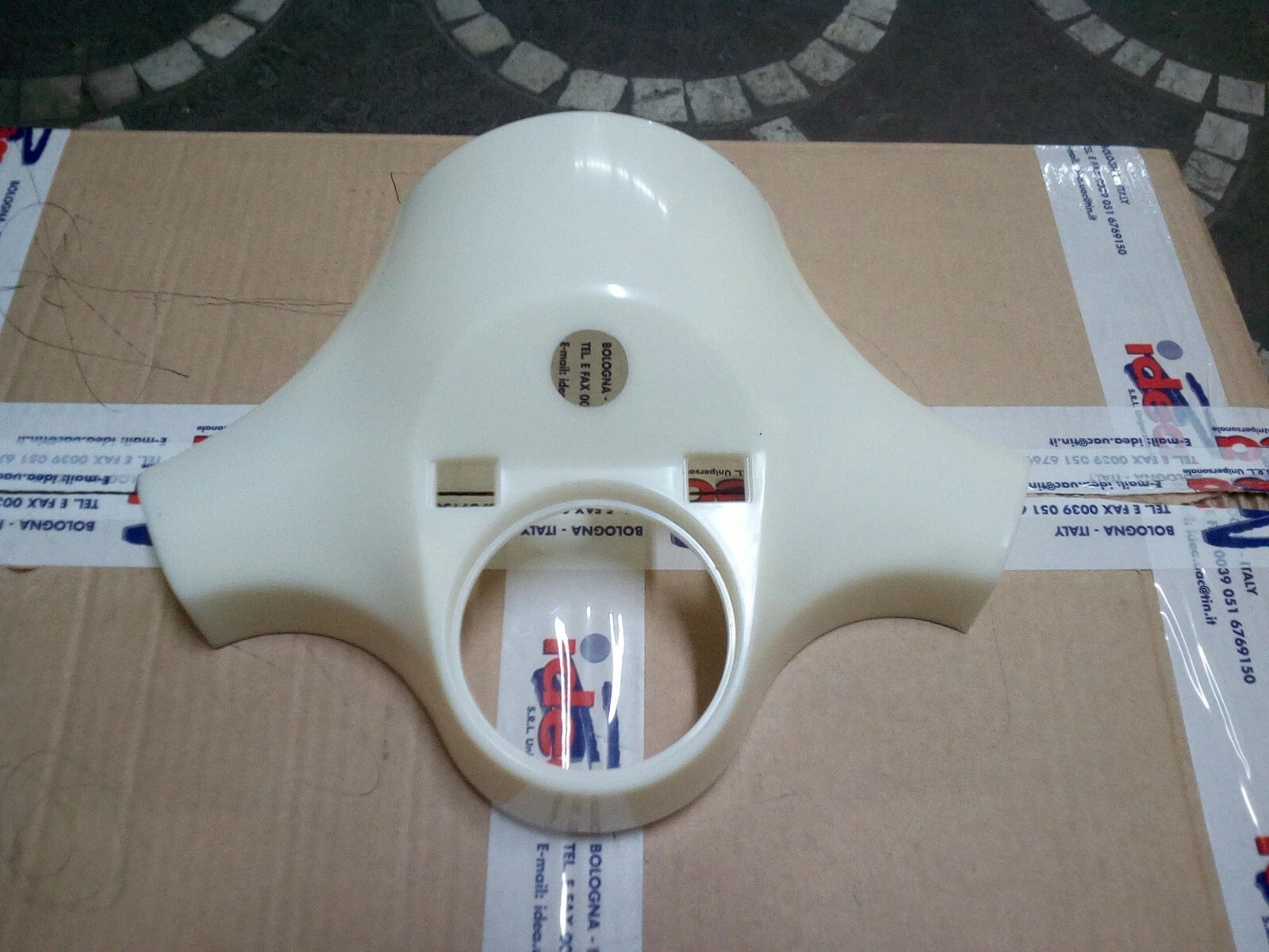 COPRIMANUBRIO 1°  serie SENZA FRECCE Piaggio 2 fori  VESPA PX-PE  NON VERNICIATO  rif oem 174014