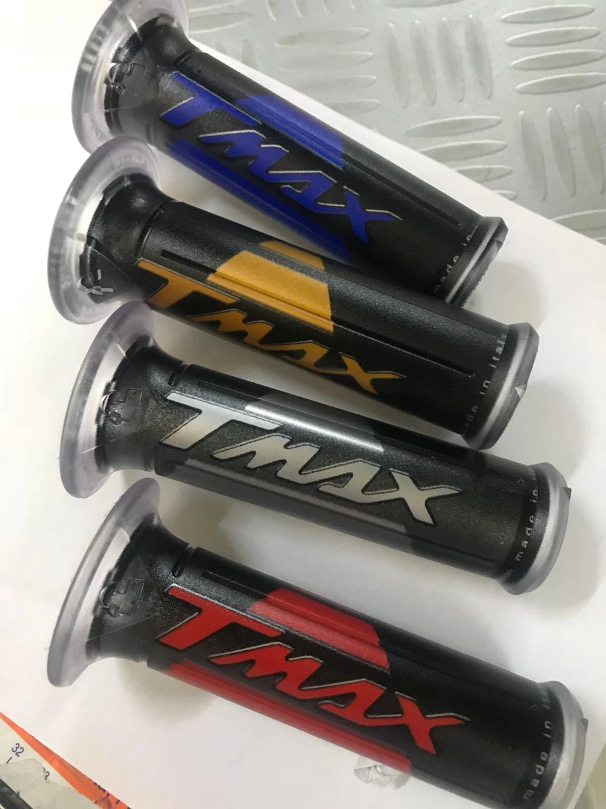 COPPIA MANOPOLE CON SCRITTA TMAX VARI COLORI YAMAHA T MAX 500 530 560 2001-2026