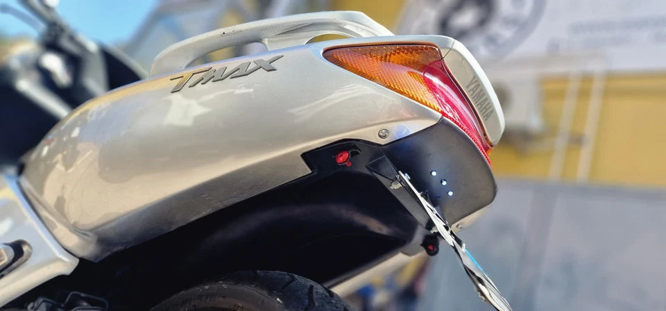 PORTATARGA CON SOTTOCODA YAMAHA T-MAX 500 2001 2002 2003 2004 2005 2006 2007