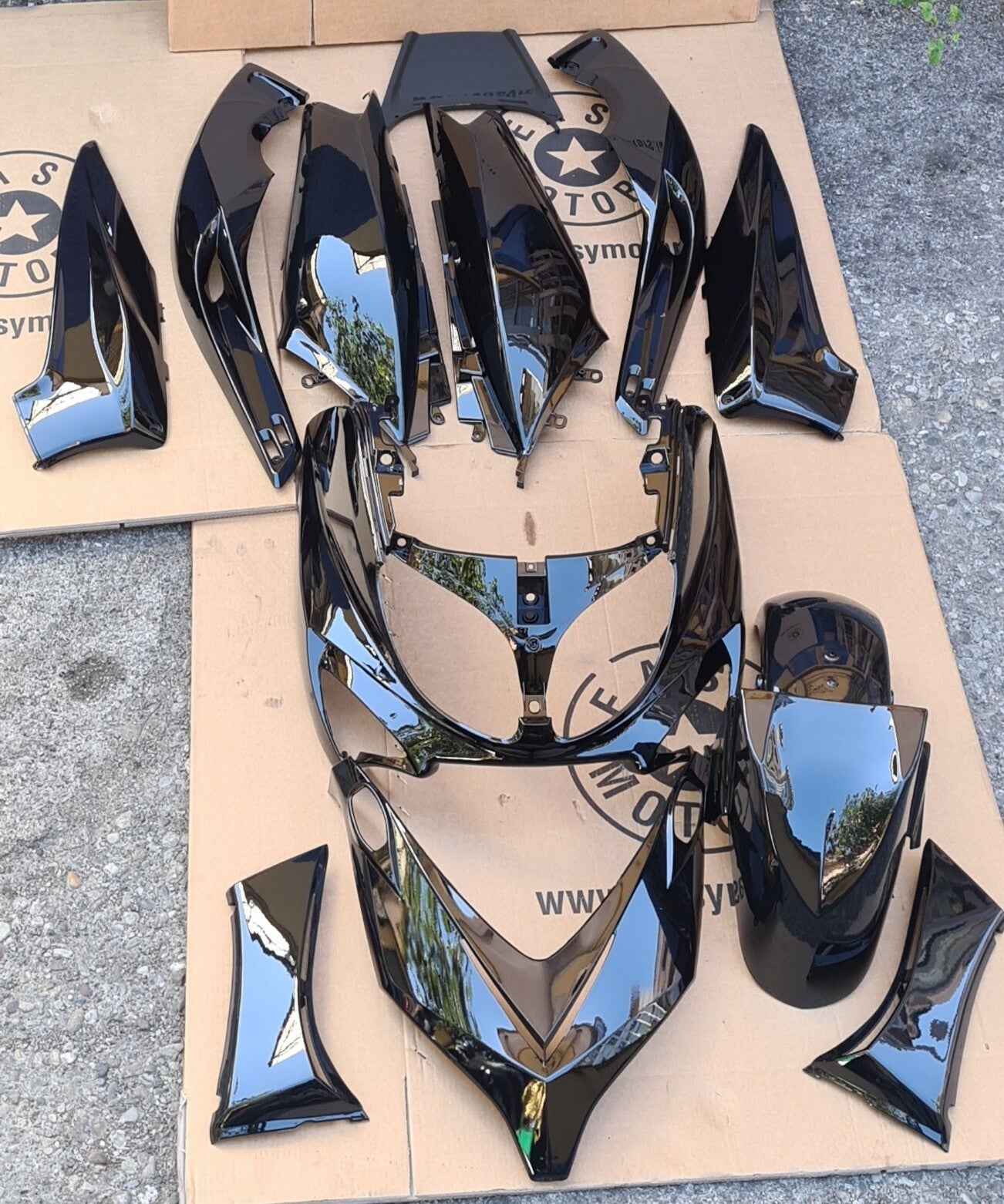  KIT CARENE 12 PEZZI NERO LUCIDO VERSIONE SPORT YAMAHA TMAX T-MAX 500 2001-2007 - Foto 1 di 10